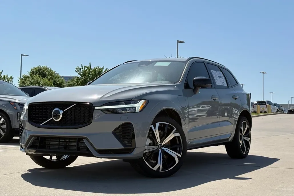 2025 Volvo XC60 Hybrid T8 photo 1
