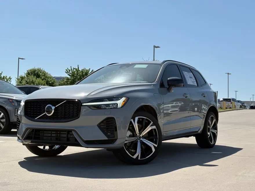 2025 Volvo XC60 Hybrid T8 photo 1