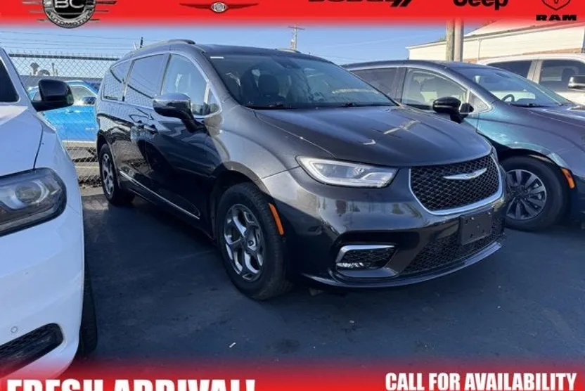 2023 Chrysler Pacifica Limited photo 1