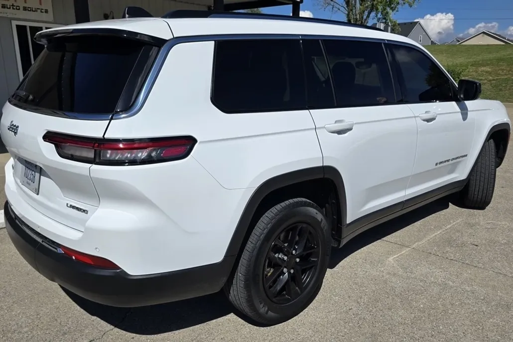 2023 Jeep Grand Cherokee Laredo photo 1