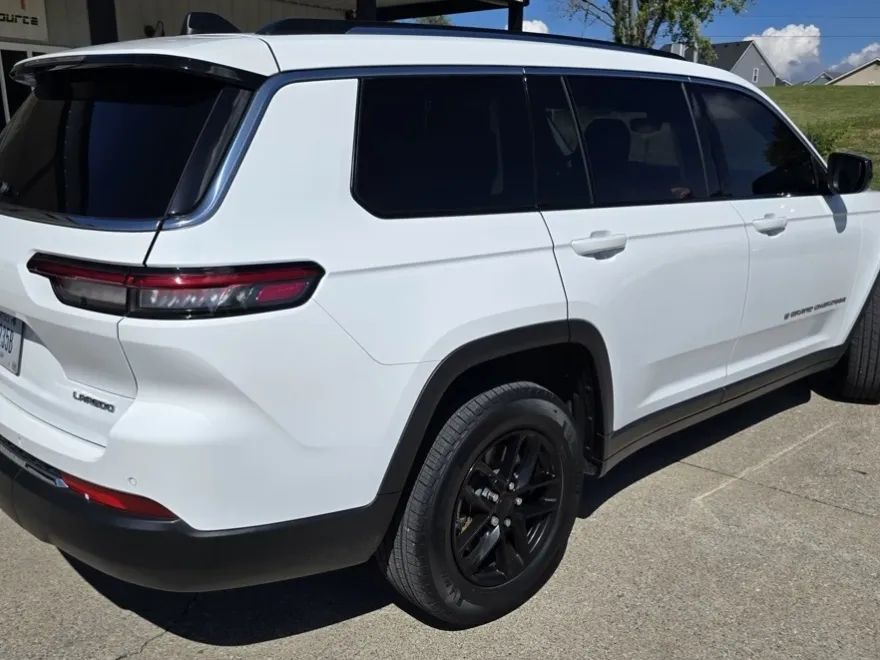 2023 Jeep Grand Cherokee Laredo photo 1