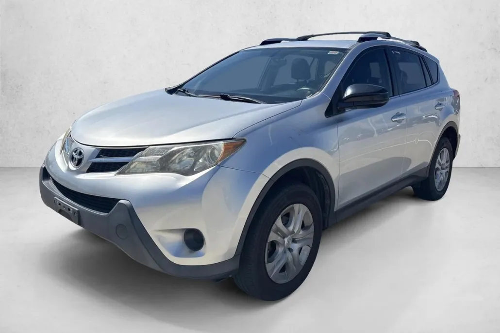 2015 Toyota RAV4 LE photo 1