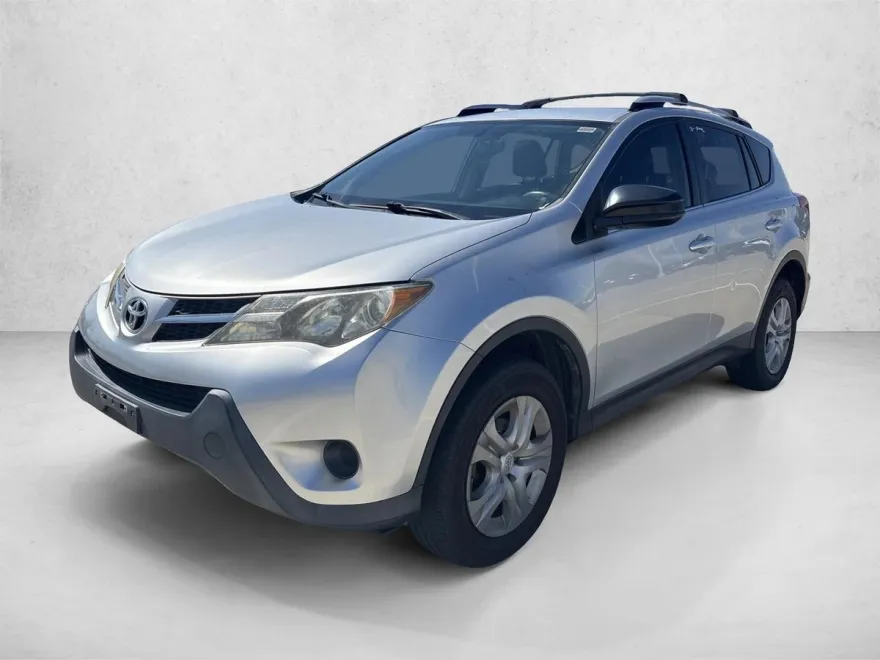2015 Toyota RAV4 LE photo 1