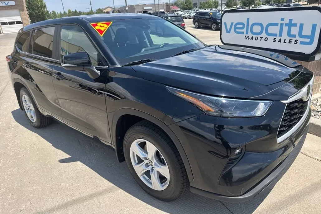 2023 Toyota Highlander LE photo 1