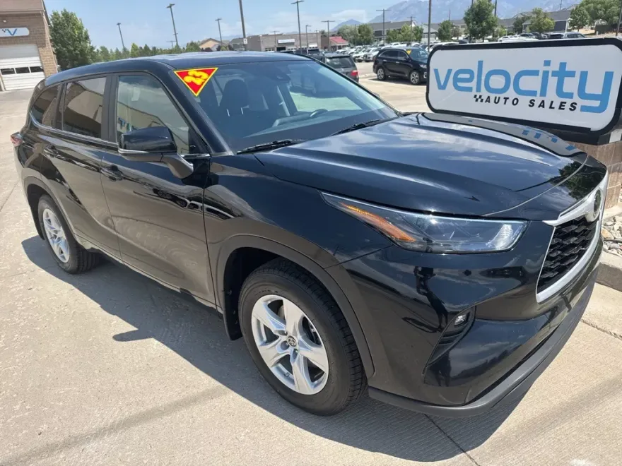 2023 Toyota Highlander LE photo 1