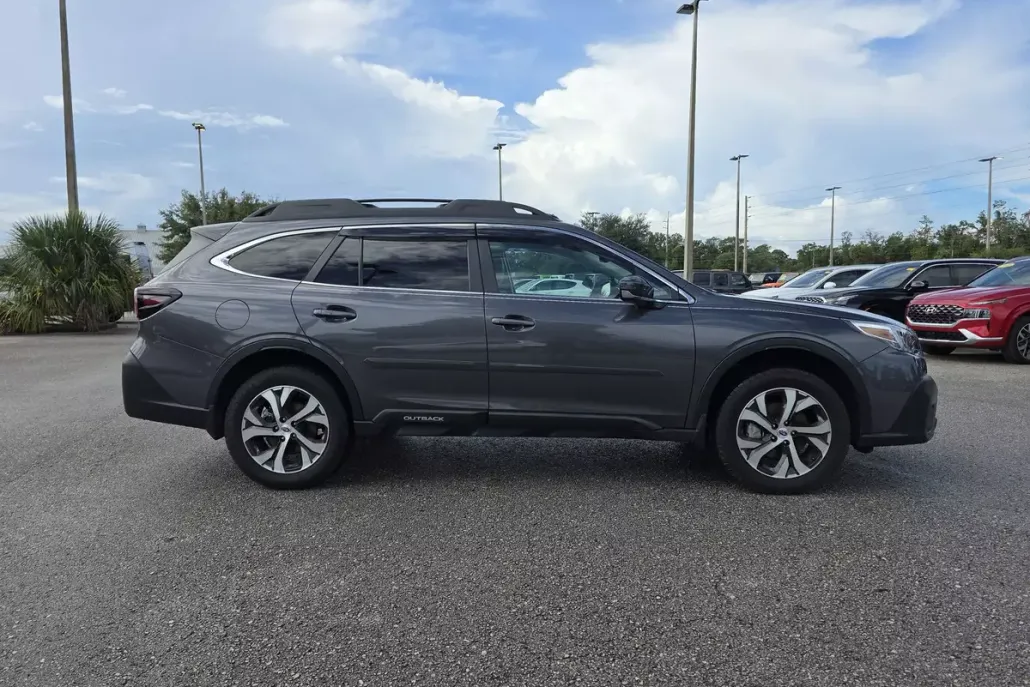 2022 Subaru Outback Limited photo 1