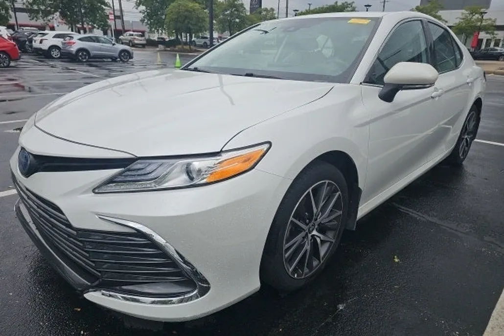 2022 Toyota Camry Hybrid XLE photo 1