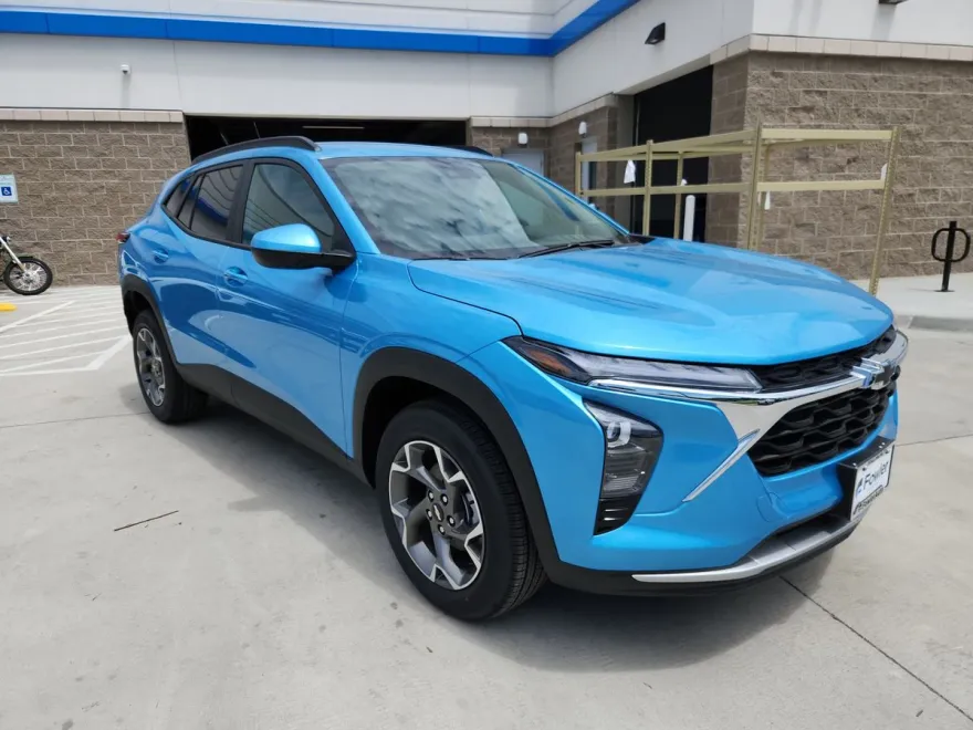 2025 Chevrolet Trax LT photo 1