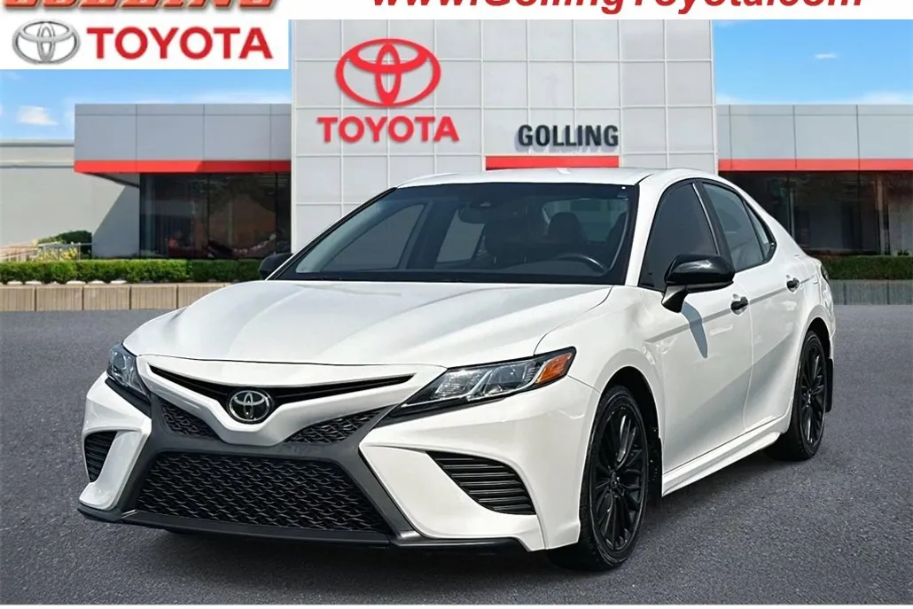 2020 Toyota Camry SE photo 1