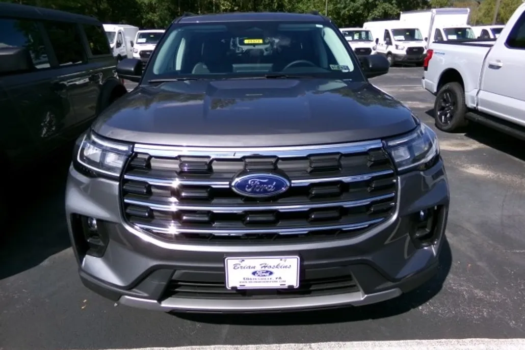 2025 Ford Explorer photo 1