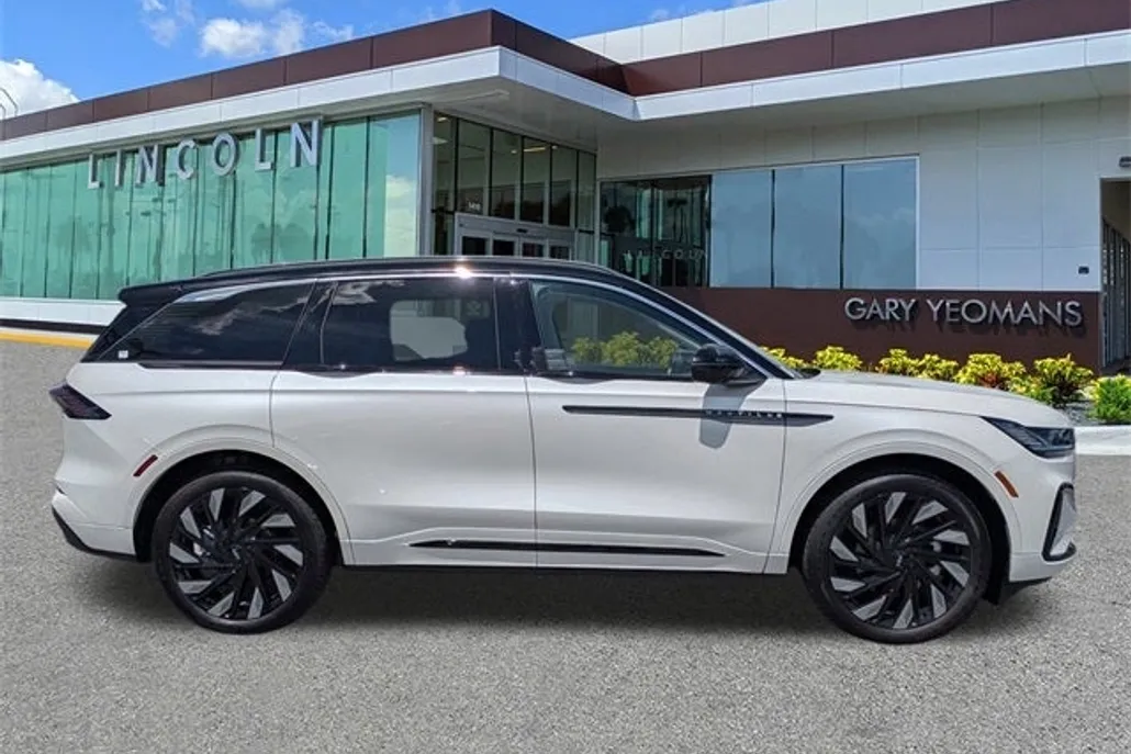 2025 Lincoln Nautilus Black Label photo 1