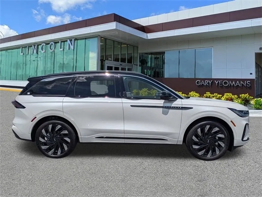 2025 Lincoln Nautilus Black Label photo 1