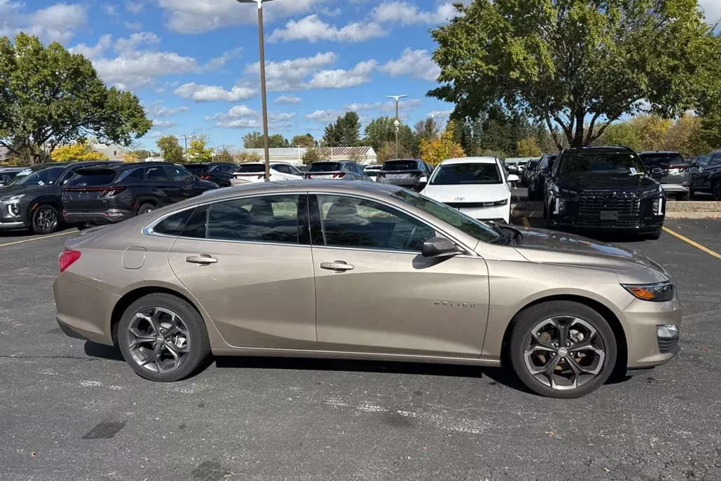 2022 Chevrolet Malibu 1LT photo 1