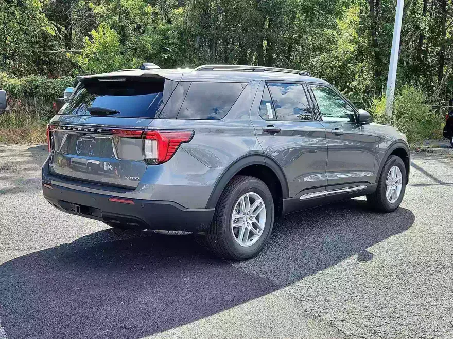 2025 Ford Explorer photo 1