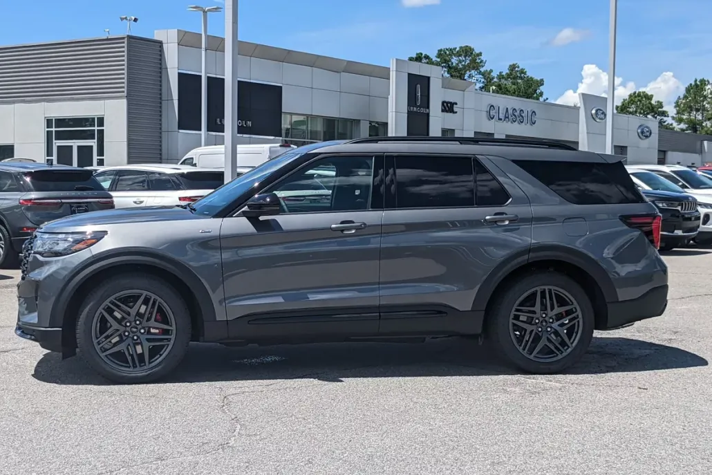 2025 Ford Explorer ST-Line photo 1