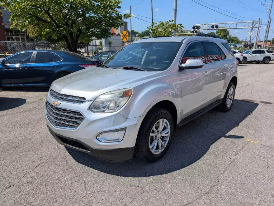 2017 Chevrolet Equinox LT photo 1