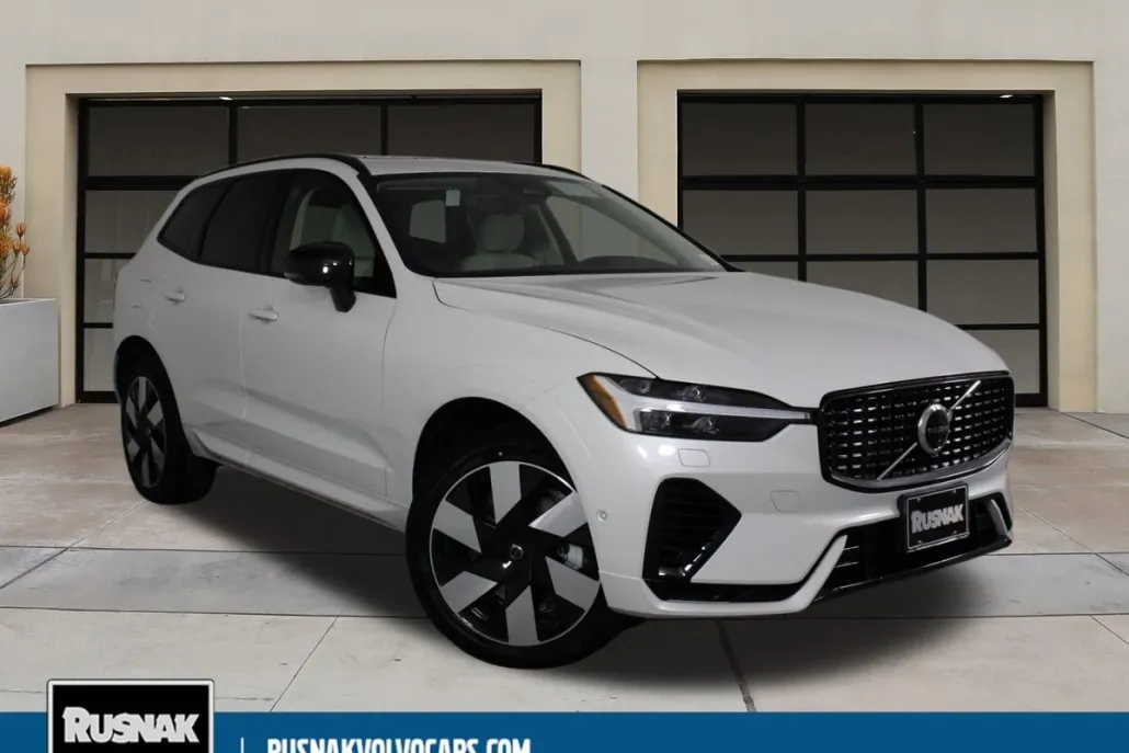 2025 Volvo XC60 Hybrid T8 Plus photo 1