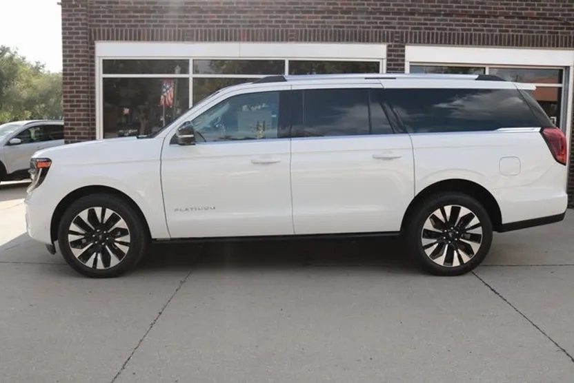 2025 Ford Expedition MAX Platinum photo 1