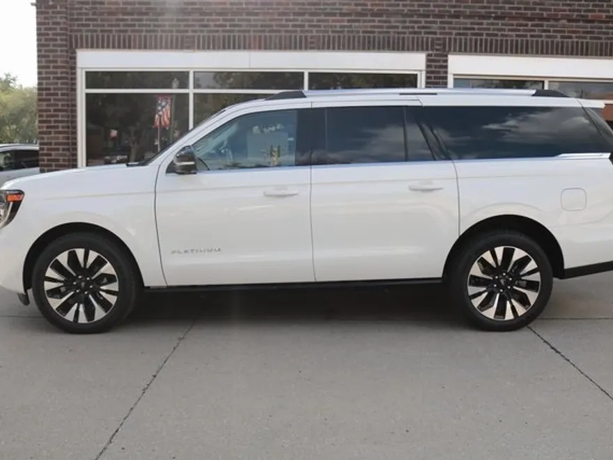 2025 Ford Expedition MAX Platinum photo 1