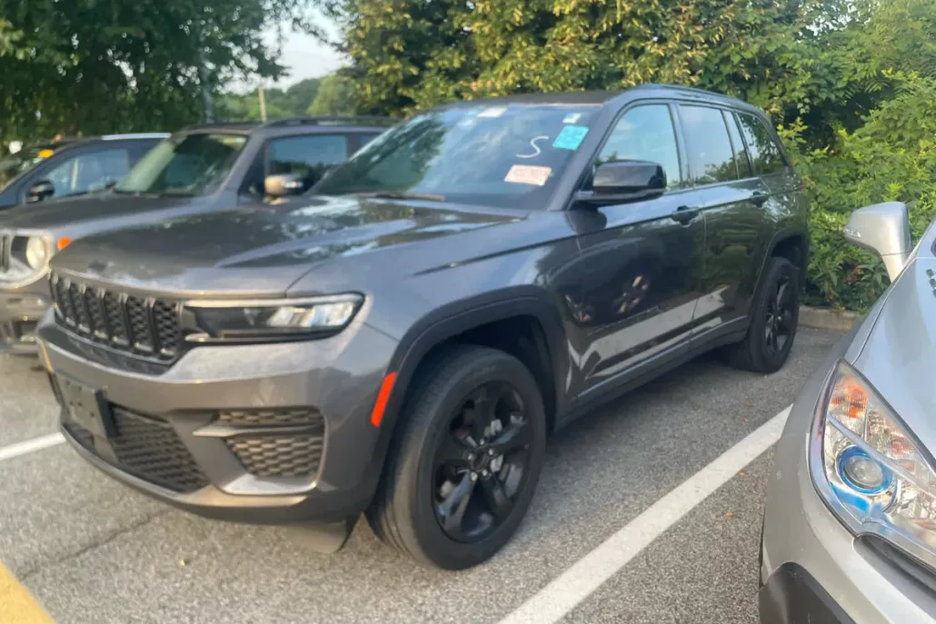 2023 Jeep Grand Cherokee Altitude photo 1