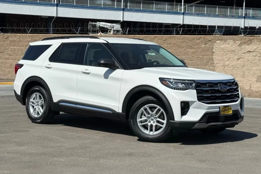 2025 Ford Explorer photo 1