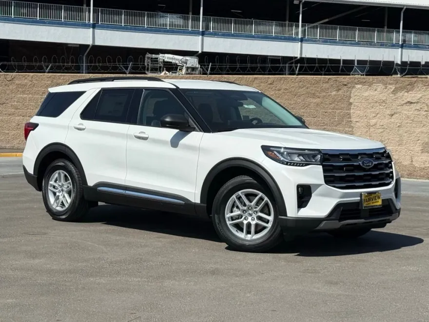 2025 Ford Explorer photo 1
