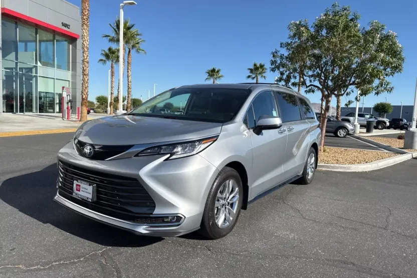 2023 Toyota Sienna Limited photo 1