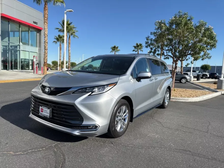 2023 Toyota Sienna Limited photo 1