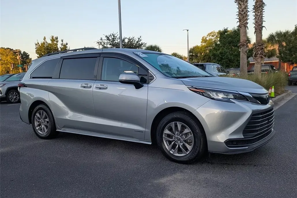 2021 Toyota Sienna LE photo 1