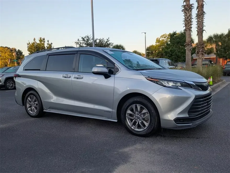 2021 Toyota Sienna LE photo 1