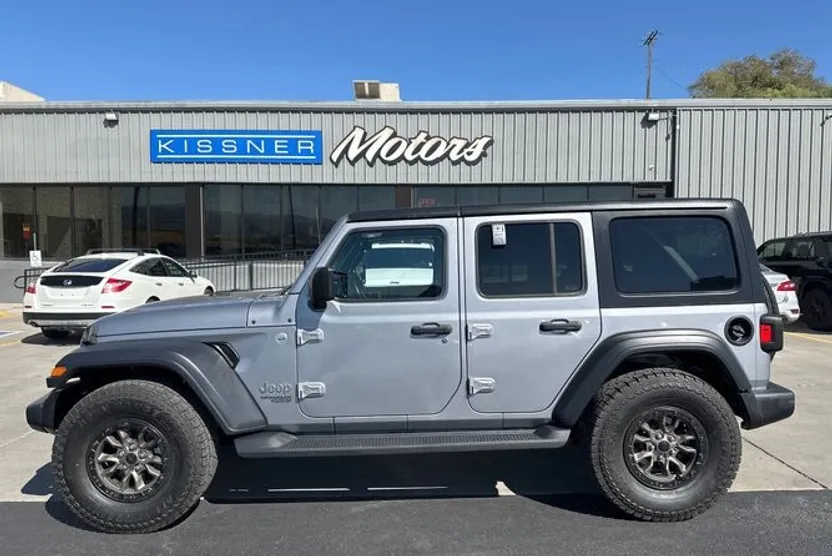 2013 Jeep Wrangler Unlimited Sahara photo 1