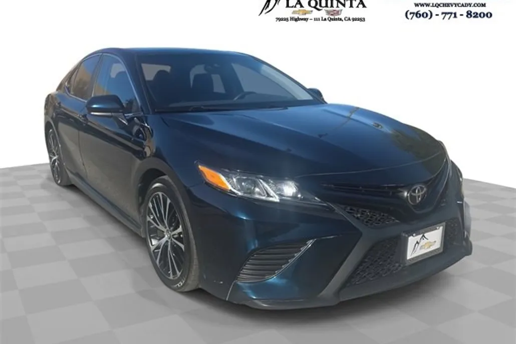 2020 Toyota Camry SE photo 1