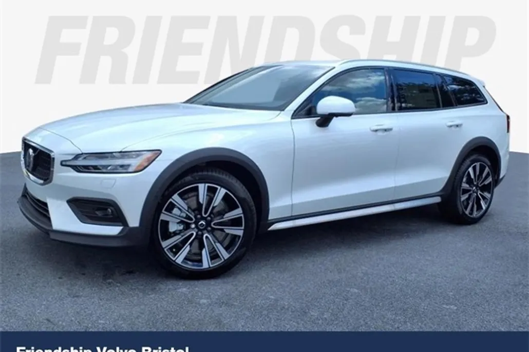2026 Volvo V60 Cross Country B5 AWD photo 1