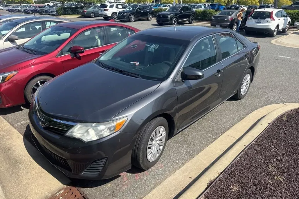 2013 Toyota Camry LE photo 1