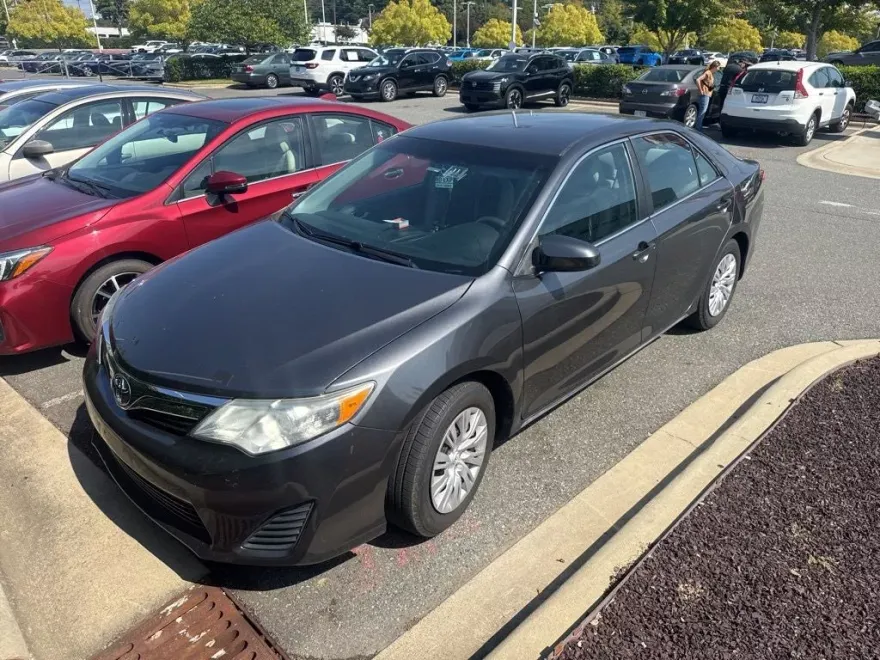 2013 Toyota Camry LE photo 1