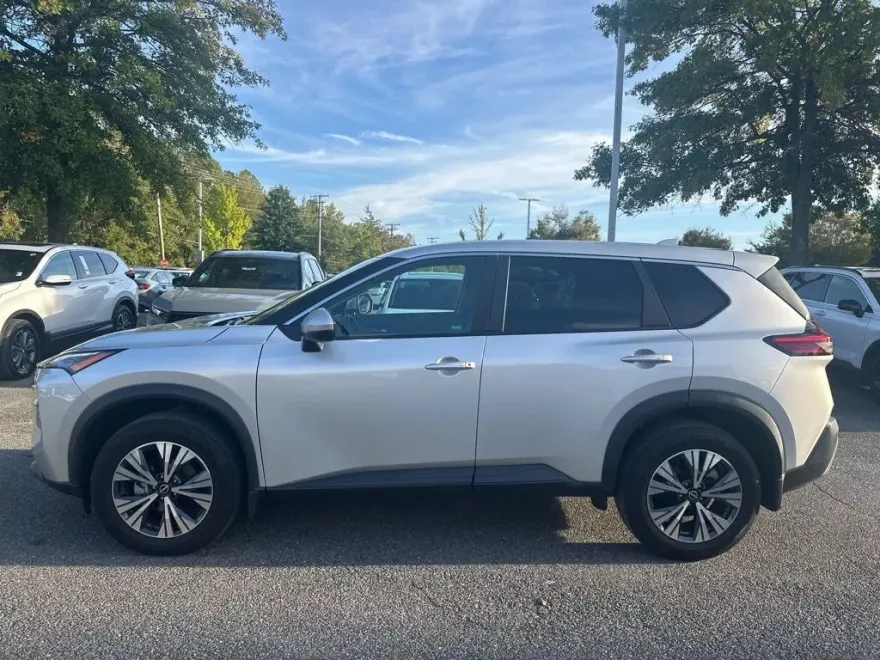 2022 Nissan Rogue SV photo 1