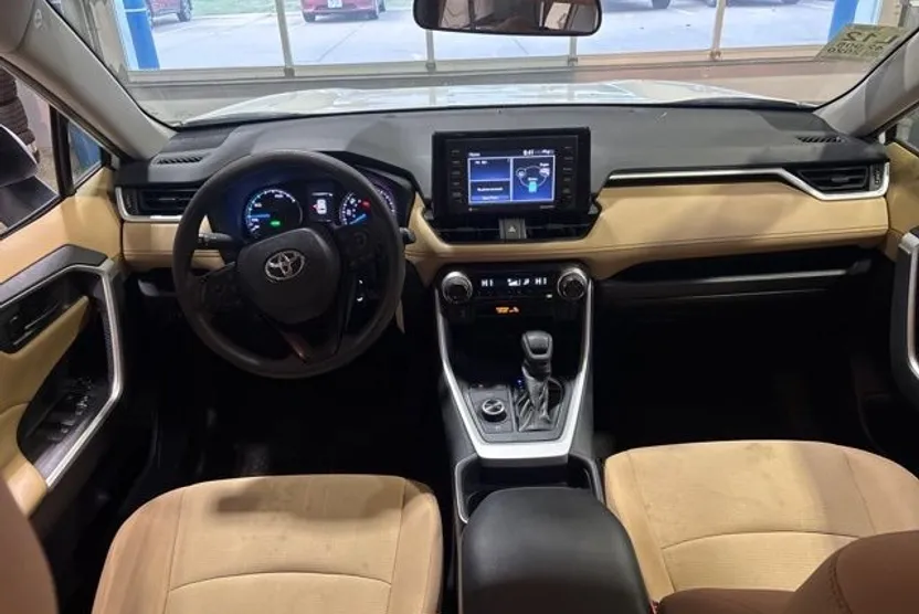 2020 Toyota RAV4 Hybrid LE photo 1
