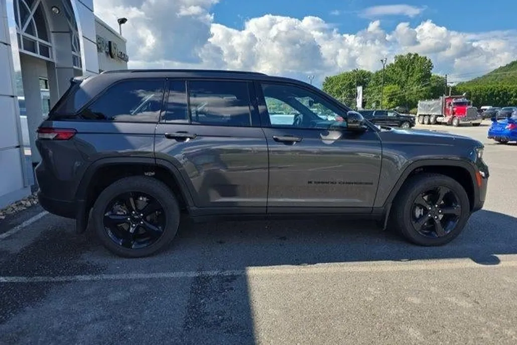 2023 Jeep Grand Cherokee Laredo photo 1