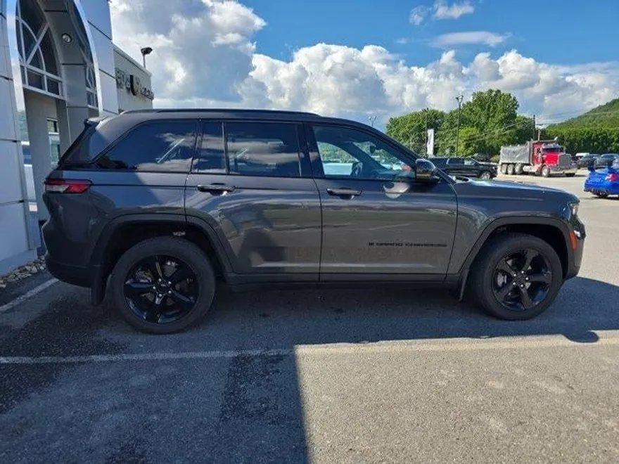 2023 Jeep Grand Cherokee Laredo photo 1