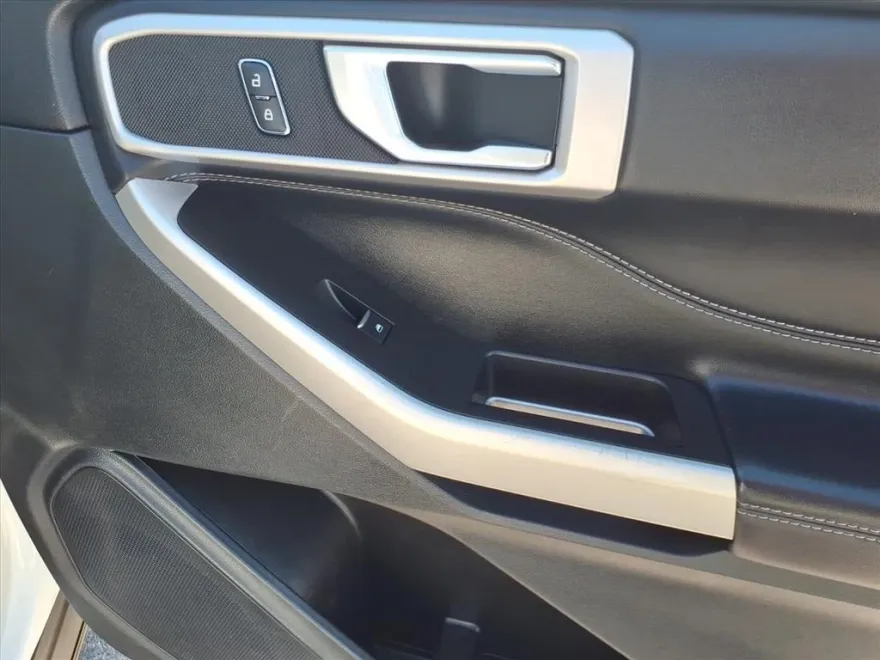 2022 Ford Explorer XLT photo 1
