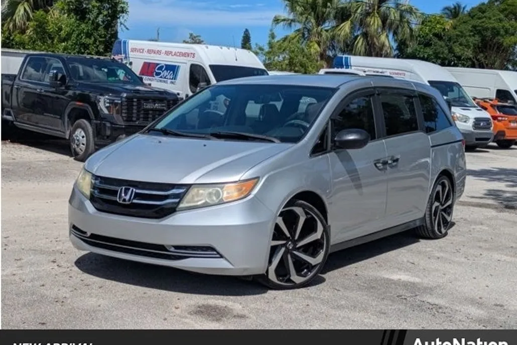 2015 Honda Odyssey LX photo 1