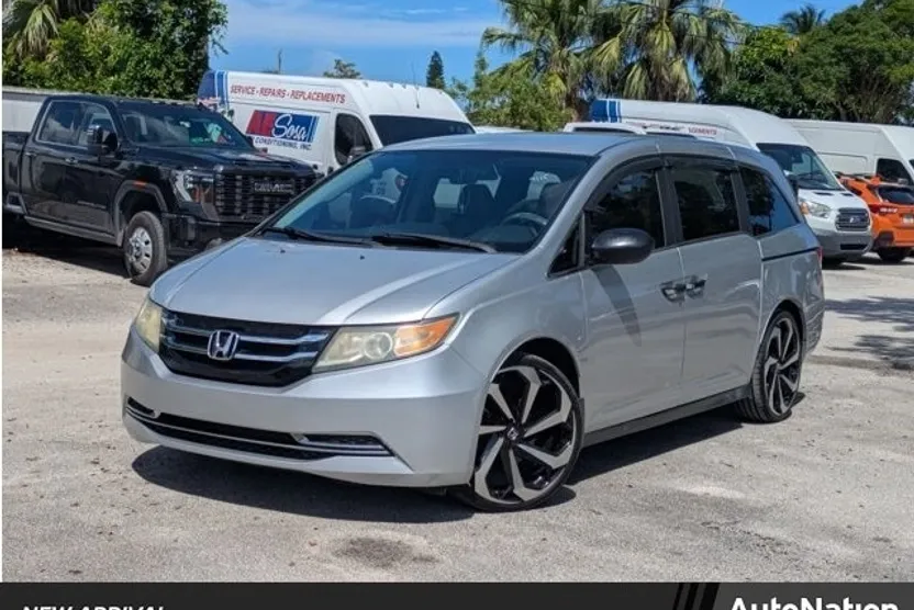 2015 Honda Odyssey LX photo 1