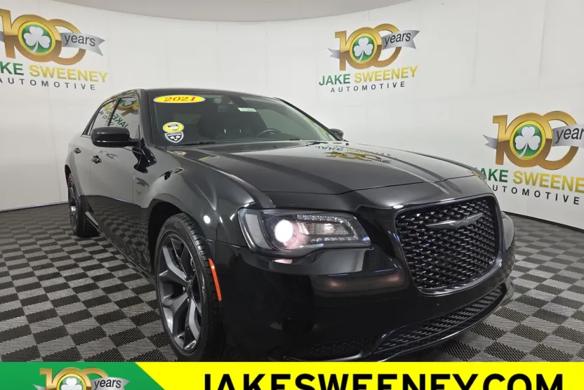 2021 Chrysler 300 Touring photo 1