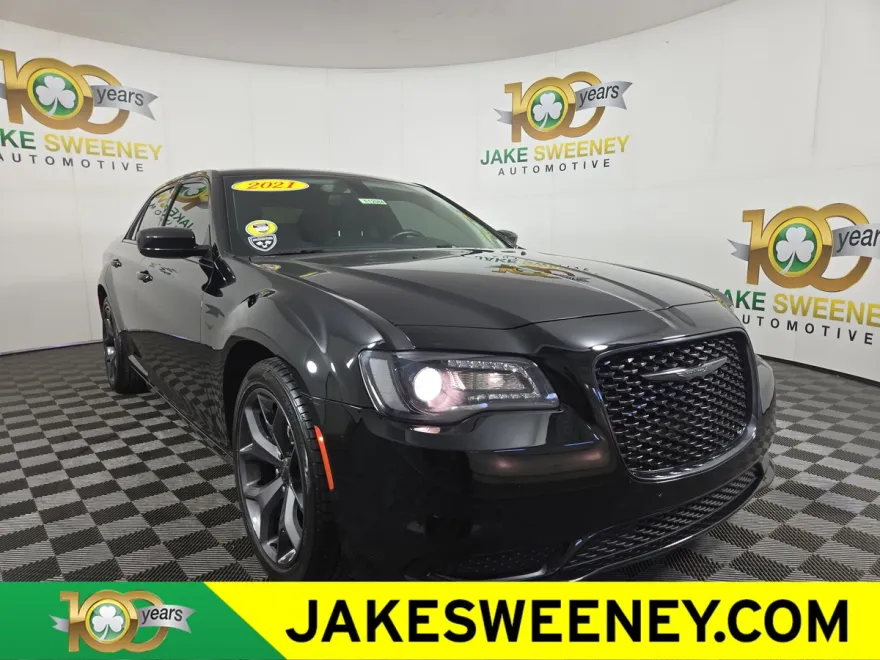 2021 Chrysler 300 Touring photo 1