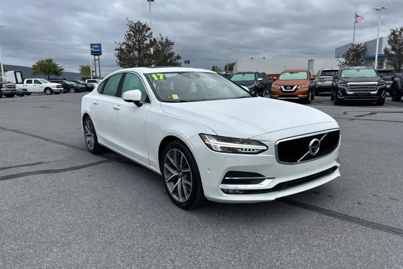 2017 Volvo S90 T6 Momentum photo 1