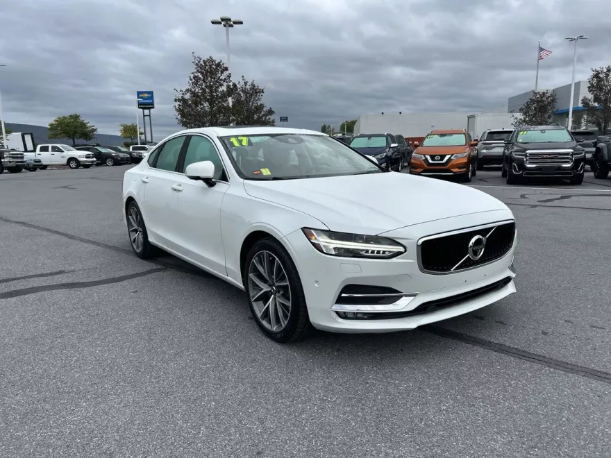 2017 Volvo S90 T6 Momentum photo 1