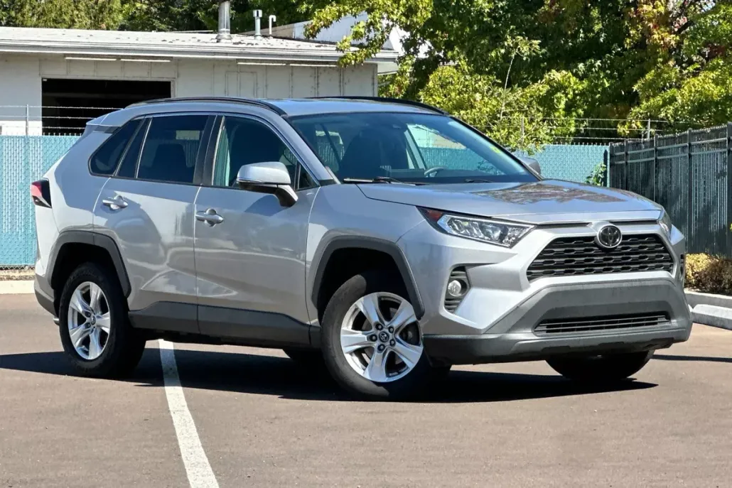 2020 Toyota RAV4 XLE photo 1