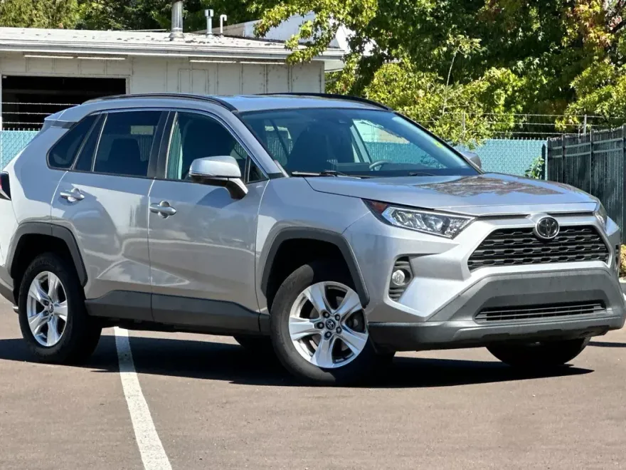 2020 Toyota RAV4 XLE photo 1