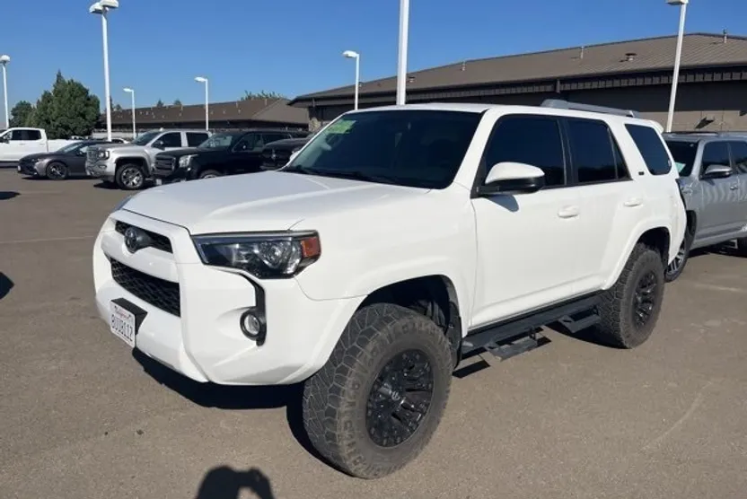 2018 Toyota 4Runner SR5 photo 1