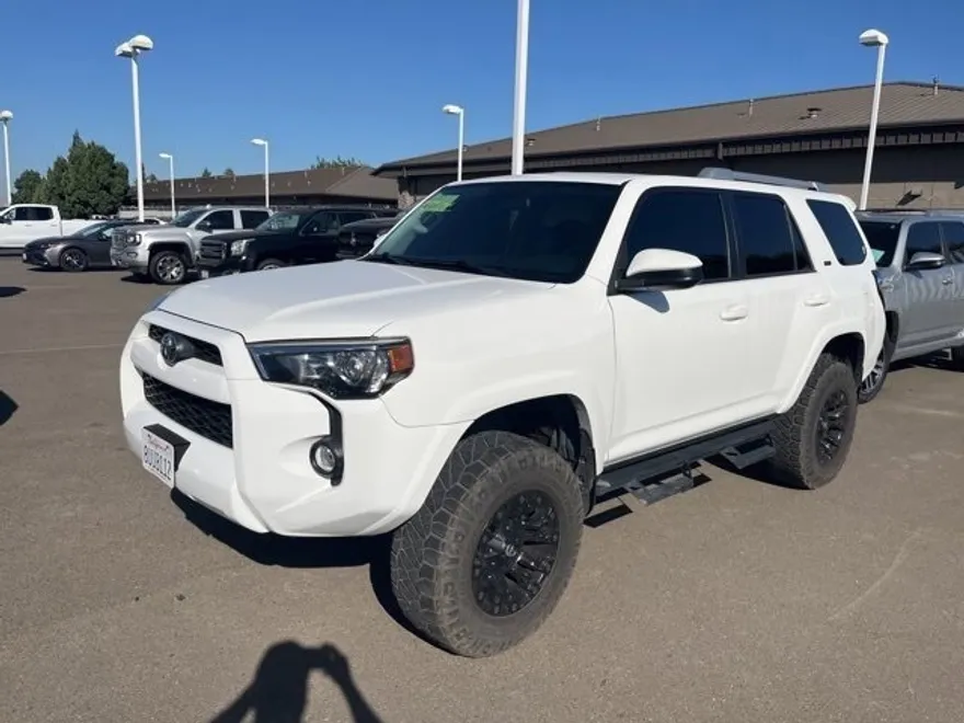 2018 Toyota 4Runner SR5 photo 1